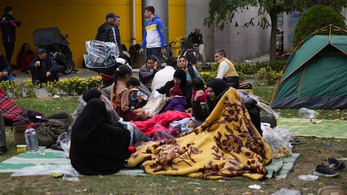 Warga Turki Tidur di Jalanan Usai Diguncang Gempa M 5,6 People rest outside their homes in Duzce, Turkey, Wednesday, Nov. 23, 2022, after a magnitude 5.9 earthquake hit a town in northwest Turkey early Wednesday, causing damage to some buildings and widespread panic. At least 68 people were injured, mostly while trying to flee homes. The earthquake was centered in the town of Golkaya, in Duzce province, some 200 kilometers (125 miles) east of Istanbul, the Disaster and Emergency Management Presidency said.(AP Photo/Khalil Hamra)