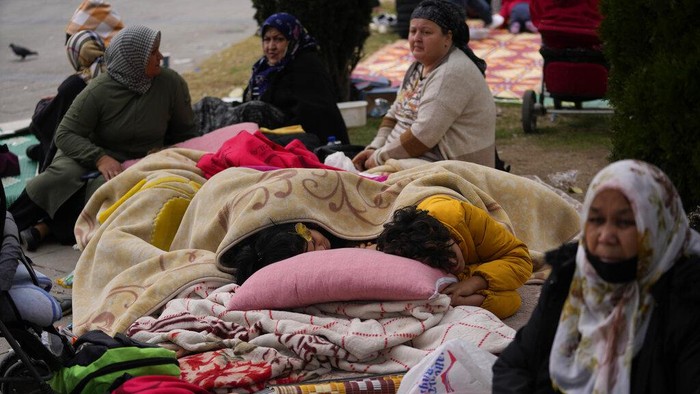 Warga Turki Tidur di Jalanan Usai Diguncang Gempa M 5,6 People rest outside their homes in Duzce, Turkey, Wednesday, Nov. 23, 2022, after a magnitude 5.9 earthquake hit a town in northwest Turkey early Wednesday, causing damage to some buildings and widespread panic. At least 68 people were injured, mostly while trying to flee homes. The earthquake was centered in the town of Golkaya, in Duzce province, some 200 kilometers (125 miles) east of Istanbul, the Disaster and Emergency Management Presidency said.(AP Photo/Khalil Hamra)
