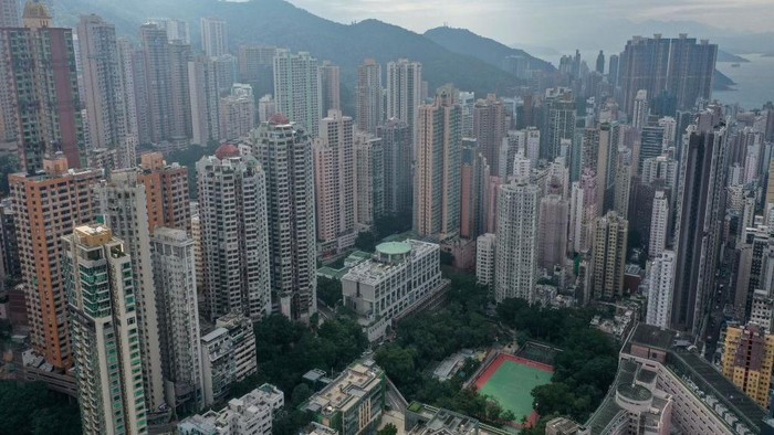 Sebagai sebuah provinsi otonom, Hong Kong terkenal dengan perkembangan yang ekspansif. Salah satunya deretan gedung pencakar langit yang kian padat.