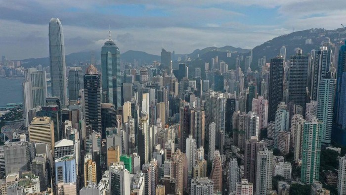 Sebagai sebuah provinsi otonom, Hong Kong terkenal dengan perkembangan yang ekspansif. Salah satunya deretan gedung pencakar langit yang kian padat.