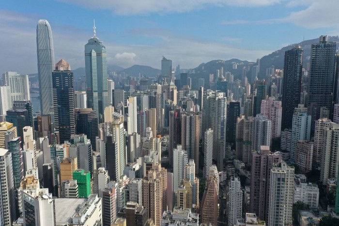 Sebagai sebuah provinsi otonom, Hong Kong terkenal dengan perkembangan yang ekspansif. Salah satunya deretan gedung pencakar langit yang kian padat.