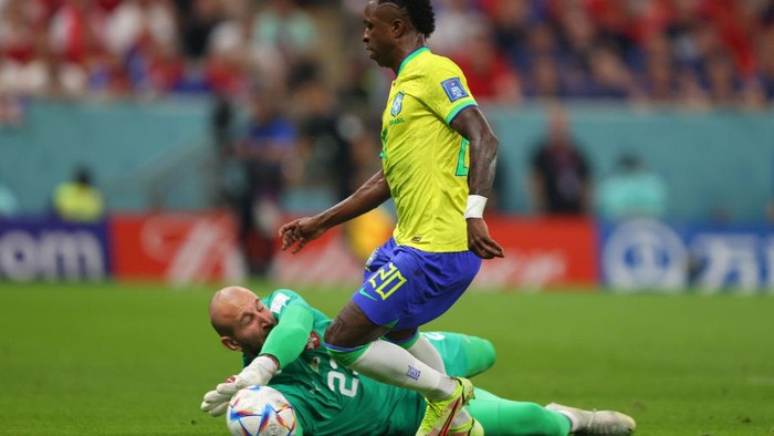 LUSAIL CITY, QATAR - NOVEMBER 24: Serbias Marko Dmitrovic in action with Brazils Vinicius Junior during the FIFA World Cup Qatar 2022 Group G match between Brazil and Serbia at Lusail Stadium on November 24, 2022 in Lusail City, Qatar. (Photo by Marc Atkins/Getty Images)
