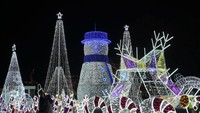 Ragam instalasi pun disuguhkan, seperti dekorasi bertemakan natal.