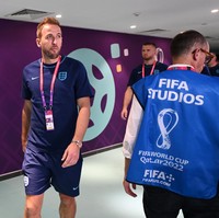 Dikatakan jika jam tangan yang harganya diprediksi mencapai £520.000 atau senilai Rp 9,8 miliaran tersebut merupakan item langka. Kapten Inggris Harry Kane menggunakan Rolex Daytona Rainbow 116595RBOW dengan rose gold 18k, salah satu yang paling dicari di pasaran, tulis akun Instagram Insane Luxury Life.Foto: FIFA via Getty Images/Shaun Botterill - FIFA