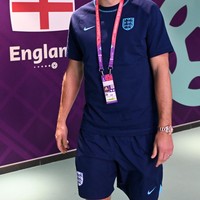 Kapten timnas Inggris Harry Kane jadi sorotan karena gayanya saat tiba di Stadium Khalifa International sebelum bertanding melawan Iran beberapa waktu lalu. Ia kedapatan memakai jam tangan mahal keluaran Rolex. Aksesori tersebut juga mencuri perhatian karena dihiasi batu-batu berkilau dengan kombinasi warna bak pelangi yang diduga melambangkan kampanye LGBT.Foto: FIFA via Getty Images/Shaun Botterill - FIFA