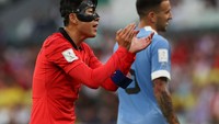 Kapten timnas Korea Selatan Son Heung-min mengenakan mencuri perhatian usai memakai topeng di laga Korsel vs Uruguay di Piala Dunia 2022 malam tadi. (Foto: Getty Images/Alex Livesey - Danehouse)