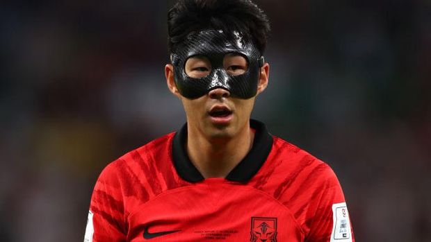 AL RAYYAN, QATAR - NOVEMBER 24: Son Heung-Min of Korea Republic during the FIFA World Cup Qatar 2022 Group H match between Uruguay and Korea Republic at Education City Stadium on November 24, 2022 in Al Rayyan, Qatar. (Photo by Alex Livesey - Danehouse/Getty Images)