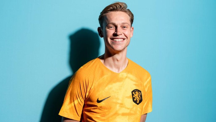 DOHA, QATAR - NOVEMBER 16: Frenkie de Jong poses during the official FIFA World Cup Qatar 2022 portrait session at  on November 16, 2022 in Doha, Qatar. (Photo by Shaun Botterill - FIFA/FIFA via Getty Images)