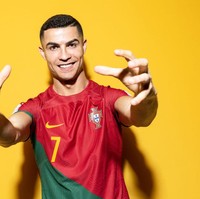 Tak ada yang tak kenal Cristiano Ronaldo. Pemain andalan dari Portugal ini terkenal dengan keahliannya mengoper bola hingga parasnya yang rupawan. (Lars Baron/Getty Images)  
