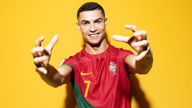 Tak ada yang tak kenal Cristiano Ronaldo. Pemain andalan dari Portugal ini terkenal dengan keahliannya mengoper bola hingga parasnya yang rupawan. (Lars Baron/Getty Images)  