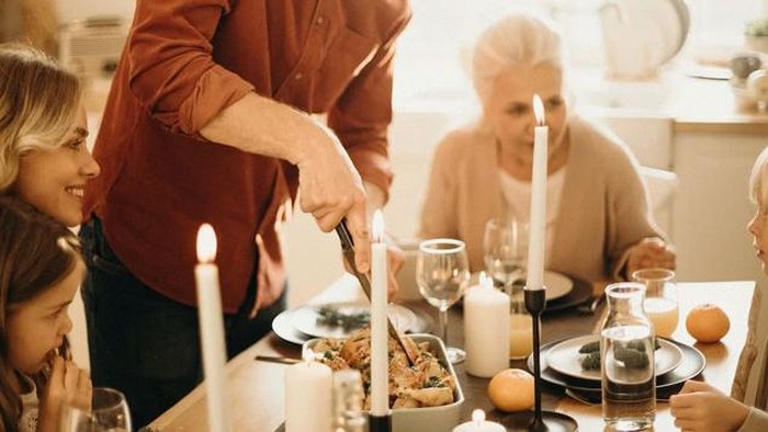 Gegara Salah Paham, Acara Makan Keluarga Ini Hancur Berantakan