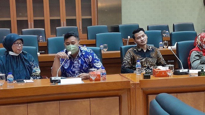 Ahmad Raafi Pamungkas (batik cokelat) bersama sejumlah guru SMPN 25 Jakarta lainnya berdialog dengan anggota Komisi IX DPR RI Krisdayanti