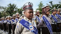 Para orang tua juga nampak memberikan semangat di sekitar Mapolres Metro Bekasi Kota.