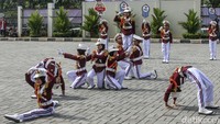 Sejumlah polisi cilik menunjukkan aksinya dalam Lomba Polisi Cilik di Mapolres Metro Bekasi Kota, Jumat (24/11/2022).