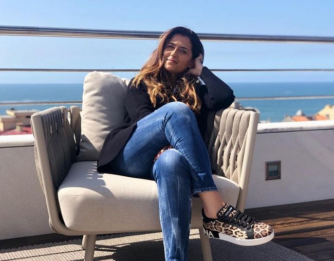 Kaos, celana jeans atau sweater menjadi outfit favoritnya. Wanita 34 tahun itu pun lebih memilih riasan tipis atau bahkan tanpa makeup. Foto: dok. Instagram/asofiamoreira3