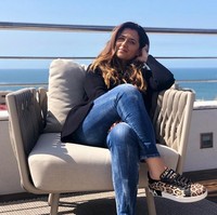 Kaos, celana jeans atau sweater menjadi outfit favoritnya. Wanita 34 tahun itu pun lebih memilih riasan tipis atau bahkan tanpa makeup. Foto: dok. Instagram/asofiamoreira3