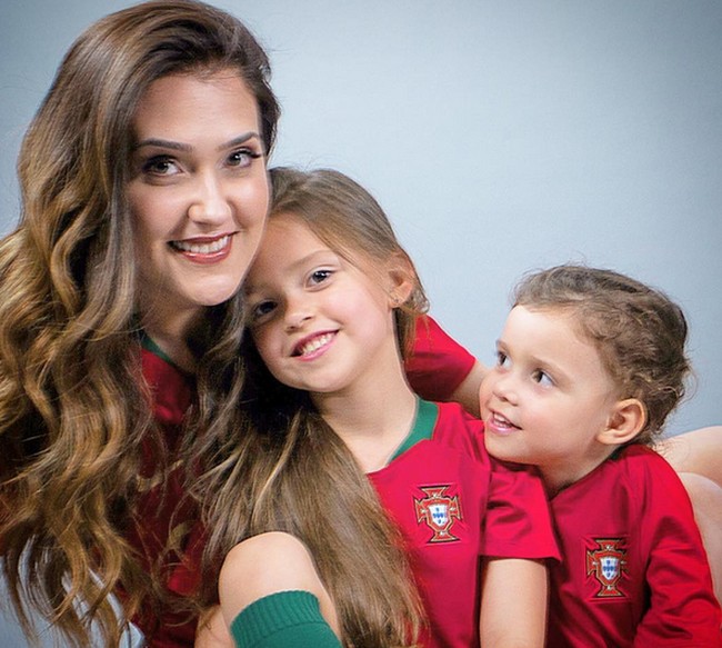 Inilah potret cantik Ana Sofia tampil menggunakan jersey. Foto: dok. Instagram/@asofiamoreira3