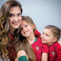 Inilah potret cantik Ana Sofia tampil menggunakan jersey. Foto: dok. Instagram/@asofiamoreira3