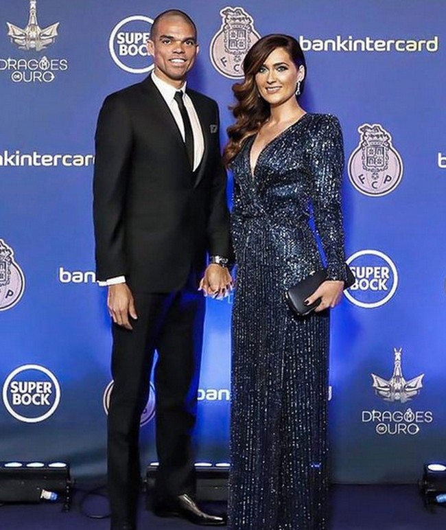 Karier Pepe yang bersinar di usianya yang ke-39 pastinya tidak terlepas dari dukungan sang istri. Pemain bola asal Portugal itu kini menjadi bek tertua di Piala Dunia 2022. Foto: dok. Instagram/@asofiamoreira3
