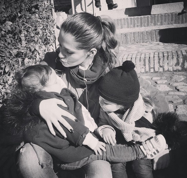 Alih-alih pamer foto glamour di Instagram, Anna Sofia lebih sering menunjukkan kehidupannya sebagai seorang ibu sederhana dengan kedua anaknya.  Foto: dok. Instagram/@asofiamoreira3