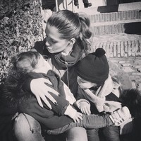 Alih-alih pamer foto glamour di Instagram, Anna Sofia lebih sering menunjukkan kehidupannya sebagai seorang ibu sederhana dengan kedua anaknya.  Foto: dok. Instagram/@asofiamoreira3