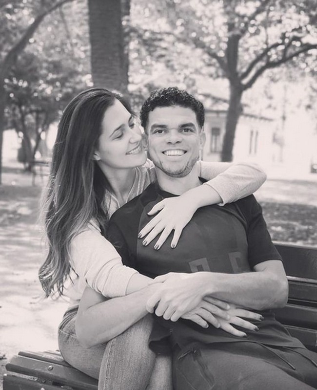 Inilah potret kebersamaan Ana Sofia dan Pepe yang masih mesra. Senyumku, tempat berlindungku, CINTAku ❤️💫 #NoBadDays #ForeverYoung,” begitu keterangan fotonya. Foto: dok. Instagram/@asofiamoreira3