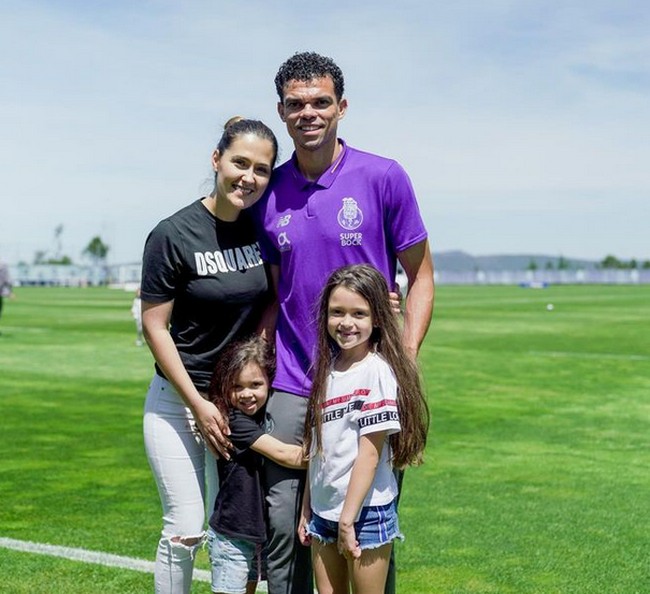 Keduanya sudah bersama sejak 2006, namun keduanya tidak langsung menikah. Baru di 2015, Pepe dan Ana Sofia menikah di pernikahan intim dan rahasia. Foto: dok. Instagram/asofiamoreira3