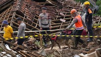 Hingga kini sebanyak 39 orang masih dinyatakan hilang pasca gempa M 5,6 di Kabupaten Cianjur.