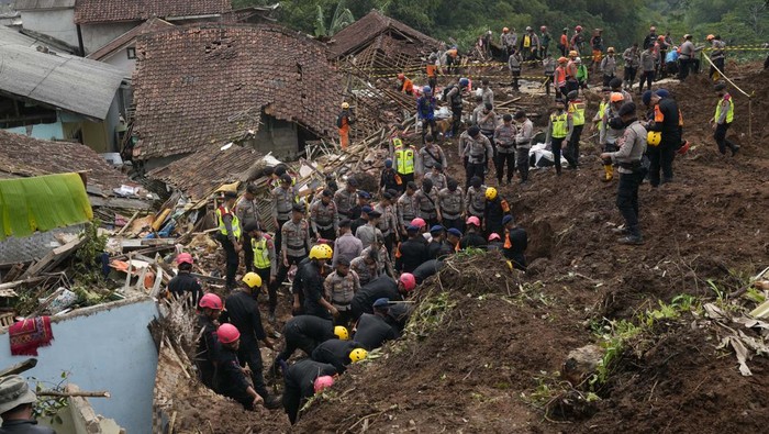 Pencarian korban gempa Cianjur terus dilakukan. Selain SAR gabungan, pencarian itu juga mengerahkan anjing pelacak.