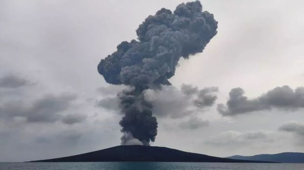Apa itu erupsi? Istilah ini berkaitan dengan aktivitas gunung berapi. Biasanya, erupsi diwaspadai oleh masyarakat yang tinggal di sekitar kaki gunung berapi.