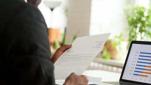 Isi surat lamaran kerja penting untuk diketahui sebelum membuat lamaran ke perusahaan. Surat lamaran kerja tentunya berbeda dengan CV.