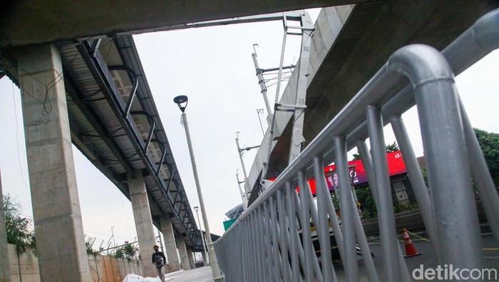 Pembangunan skywalk Lebak Bulus sudah mencapai 96%. Pembangunan ditargetkan rampung akhir bulan ini.