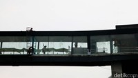 Pekerja menyelesaikan proyek skywalk atau Simpang Temu Lebak Bulus di kawasan Poins Square, Jakarta Selatan, Jumat (25/11/2022).