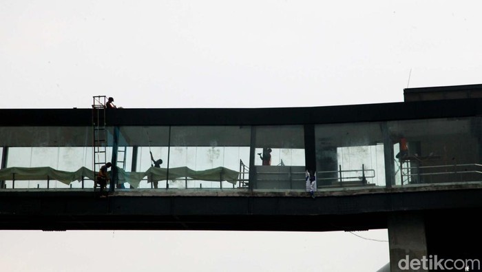 Pembangunan skywalk Lebak Bulus sudah mencapai 96%. Pembangunan ditargetkan rampung akhir bulan ini.