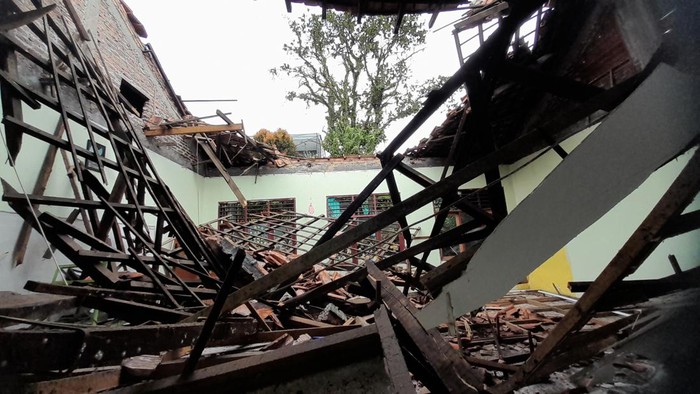 Atap ruang kelas SDN Bantarjati 9 Bogor. (M Sholihin/detikcom)