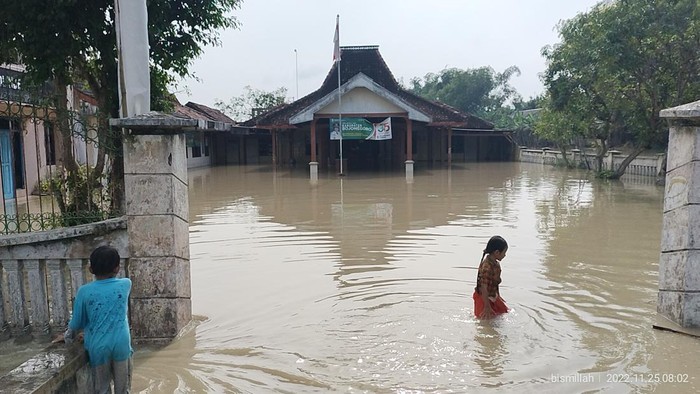 banjir di bojonegoro menerjang 3 kecamatan 7 desa