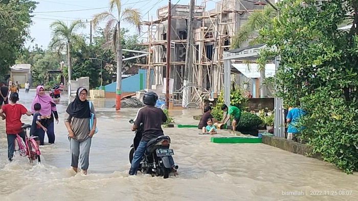 banjir di bojonegoro menerjang 3 kecamatan 7 desa