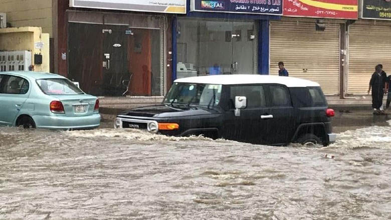 Banjir melanda Jeddah, Arab Saudi. Banjir di salah satu wilayah besar di Arab Saudi tersebut disebabkan oleh guyuran hujan deras sejak Kamis (24/11/2022).