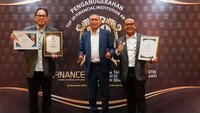 Direktur Utama PT Bank DKI, Fidri Arnaldy (kiri) dan Direktur Keuangan & Strategi PT Bank DKI, Romy Wijayanto (kanan) foto bersama Chairmain Infobank Media Group, Eko B. Supriyanto (tengah) setelah menerima tiga penghargaan yaitu Top 20 Financial Institutions kategori aset Rp 50 T s.d < Rp 100 T, Special Awards Most Active Bank in Product Innovation kategori Bank Pembangunan Daerah (BPD), dan The Best CFO (Chief Financial Officer) untuk Direktur Keuangan & Strategi Bank DKI, Romy Wijayanto pada gelaran Top 20 Financial Institution Award 2022 dari The Finance Infobank Group di Jakarta (24/11).