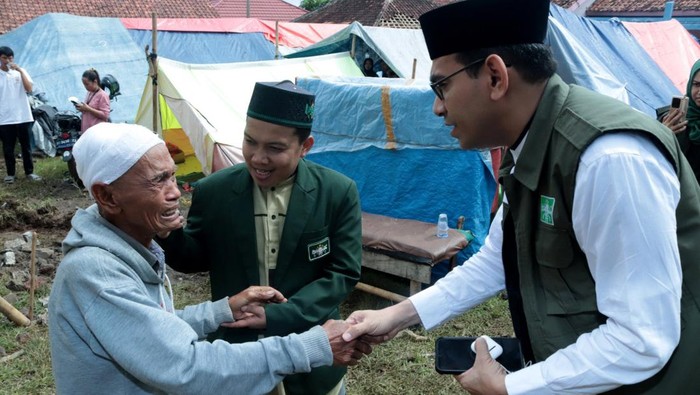 Bantuan Logistik-Dapur Umum untuk Warga Cianjur Lazisnu PBNU kembali menyalurkan bantuan kepada warga terdampak gempa bumi di Kabupaten Cianjur, Jawa Barat, Jumat (25/11/2022). Ini potretnya.
