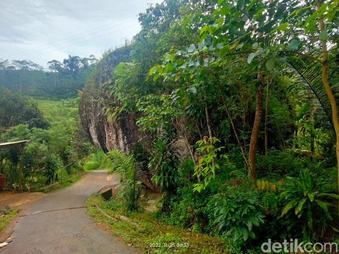 Batu Iuh di Cianjur yang berdiri kokoh meski diguncang gempa. Batu Iuh di Cianjur yang berdiri kokoh meski diguncang gempa.