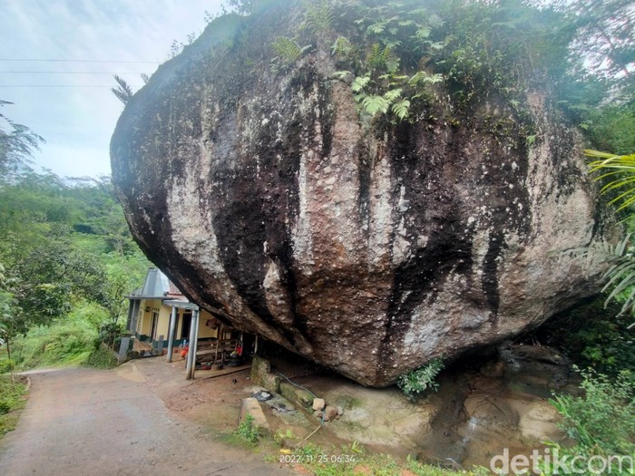 Batu Iuh di Cianjur yang berdiri kokoh meski diguncang gempa.