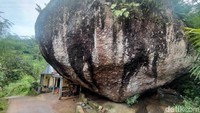 Tak ada yang mengetahui persis sejak kapan batu berdiameter 15 meter itu kokoh berdiri. Aneh tapi nyata, tak ada fondasi yang mengikat batu itu.