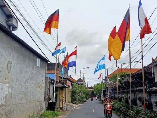 Beberapa bendera kontestan Piala Dunia 2022 tampak dipasang warga di kawasan Jalan Catus Pata, Kedonganan, Badung, Bali, Jumat (25/11/2022).