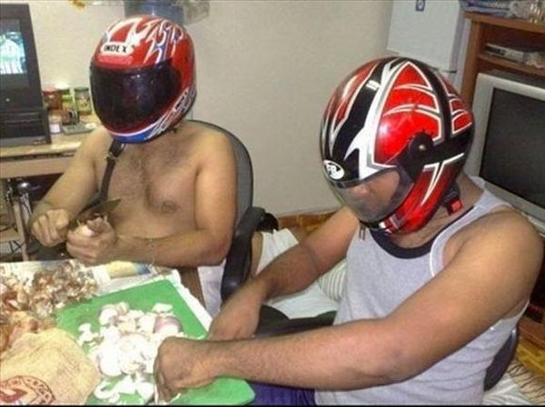 Begini Jadinya Kalau Cowok Dipaksa Masak, 10 Gayanya Bikin Ngakak
