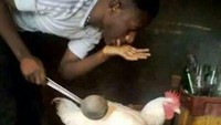 Siapa bilang cowo gak bisa masak? Cowo yang satu ini buktikan keahlian masaknya, dengan masak sup ayam yang masih hidup. Kira-kira kapan matengnya, ya? Foto: Pool/Site