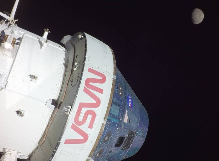 pesawat orion dan Bulan di hari kelima misi Artemis I selama 25,5 hari.