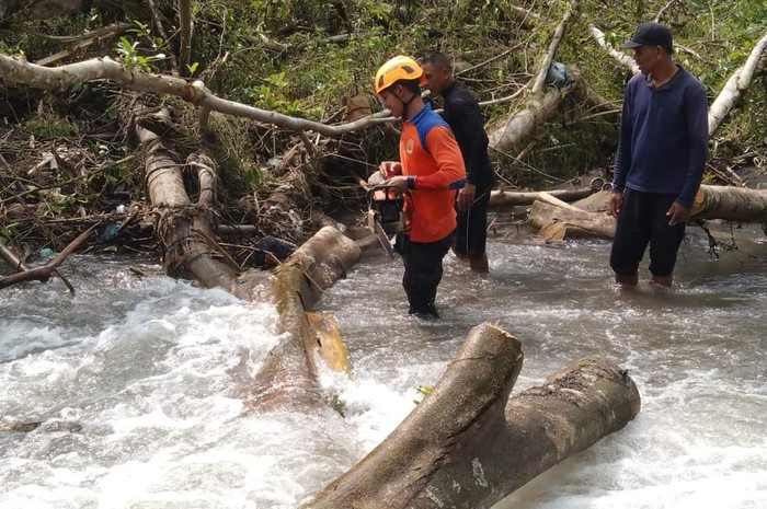 BPBD Kabupaten Karangasem saat melakukan penanganan pohon tumbang di aliran sungai Telaga Waja yang mengganggu aktivitas rafting. FOTO: IST