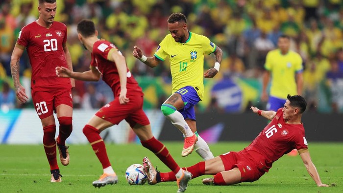 Soccer Football - FIFA World Cup Qatar 2022 - Group G - Brazil v Serbia - Lusail Stadium, Lusail, Qatar - November 24, 2022  Brazils Neymar in action with Serbiaa Sasa Lukic and Sergej Milinkovic-Savic REUTERS/Matthew Childs
