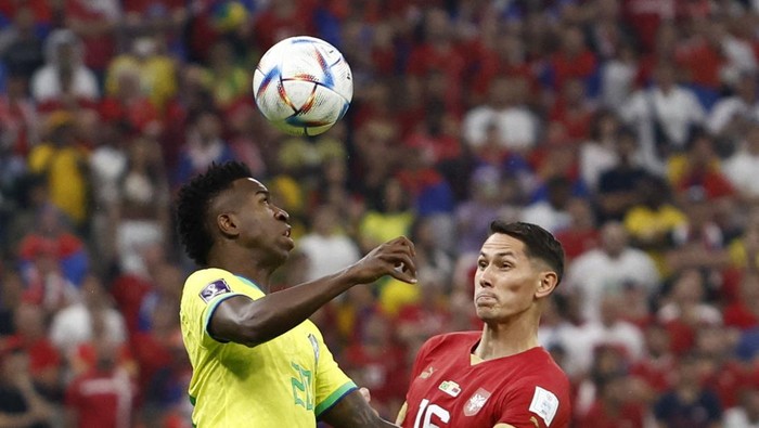 Soccer Football - FIFA World Cup Qatar 2022 - Group G - Brazil v Serbia - Lusail Stadium, Lusail, Qatar - November 24, 2022 Brazils Vinicius Junior in action with Serbiaa Sasa Lukic REUTERS/Amanda Perobelli